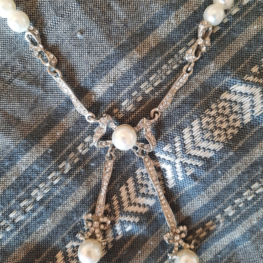 Escora/Ce Due Pearl Necklace with Rhinestone Bow